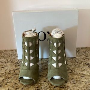 Xoxo back zipper heels olive suede size 5